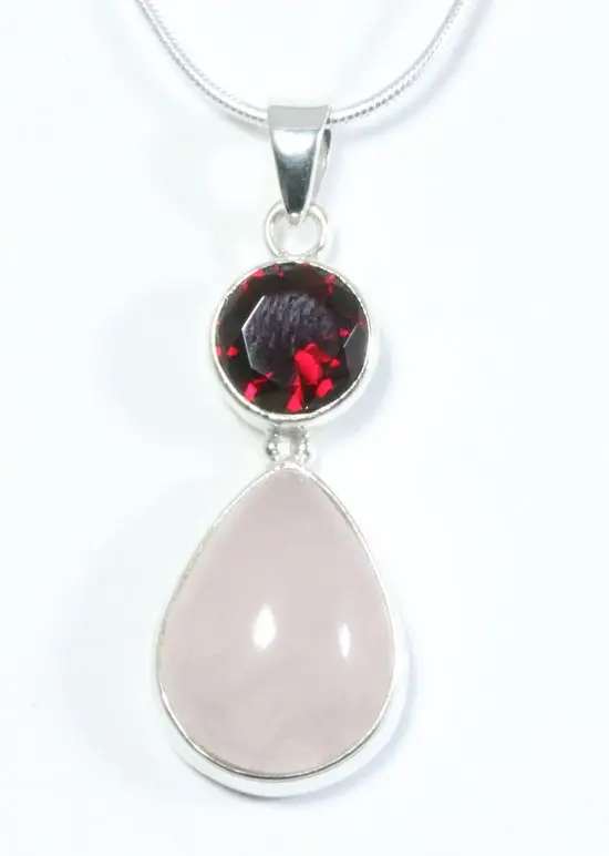 Zilveren hanger met rozenkwarts en granaat aan ketting