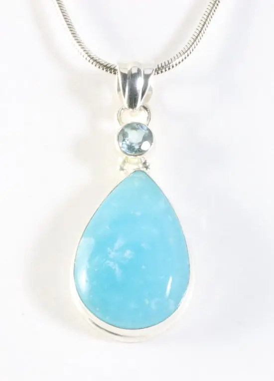 Zilveren hanger met smithsoniet en blauwe topaas aan ketting