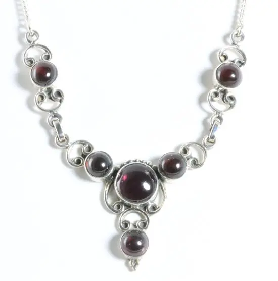 Zilveren ketting met granaat