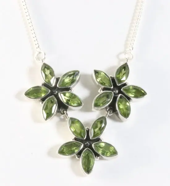 Zilveren ketting met peridoot