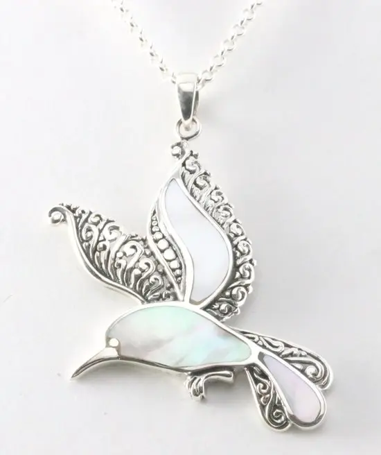 Zilveren kolibrie hanger met parelmoer aan ketting