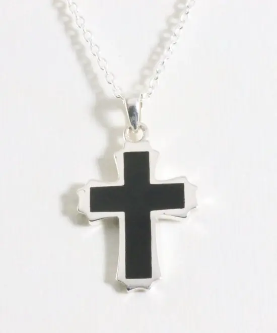 Zilveren kruishanger met onyx aan ketting