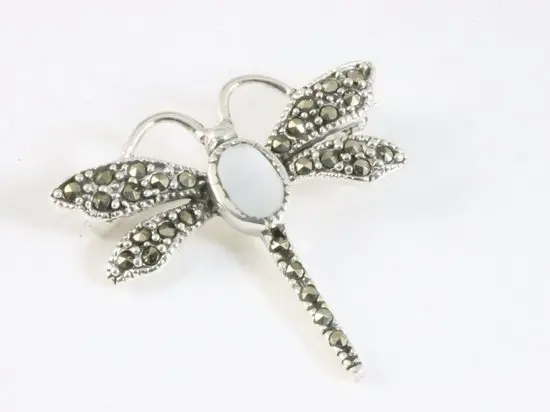 Zilveren libelle broche met parelmoer