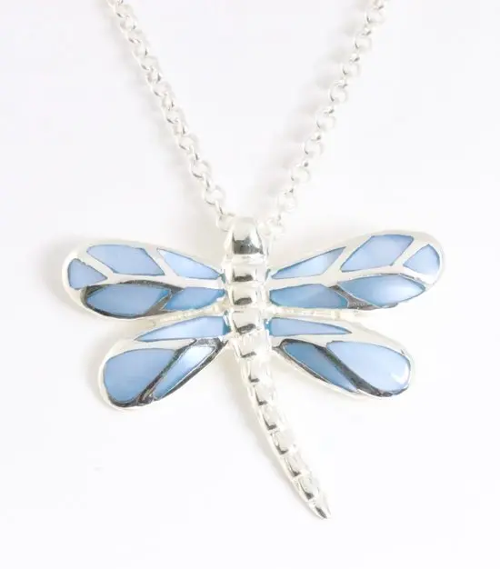 Zilveren libelle hanger met blauwe schelp aan ketting