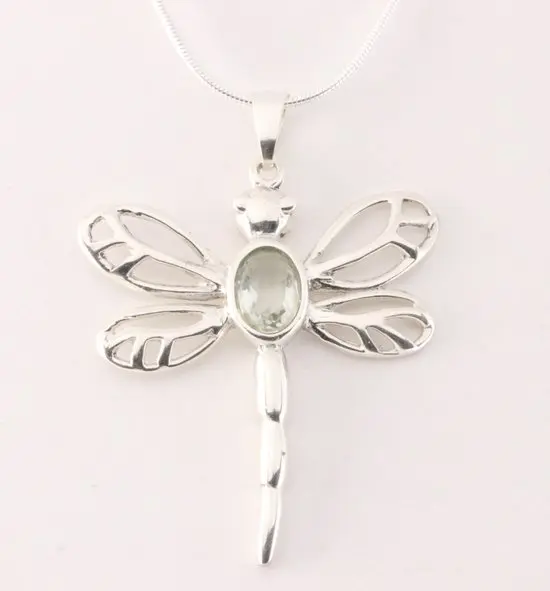 Zilveren libelle hanger met groene amethist aan ketting