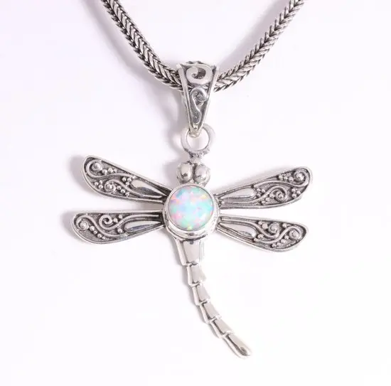 Zilveren libelle hanger met welo opaal aan vossenstaart ketting