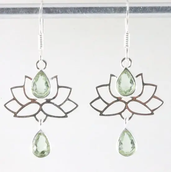 Zilveren lotus oorbellen met groene amethist