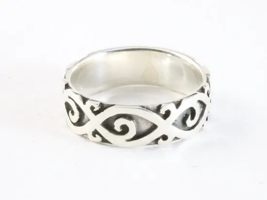 Zilveren ring met fantasie gravering