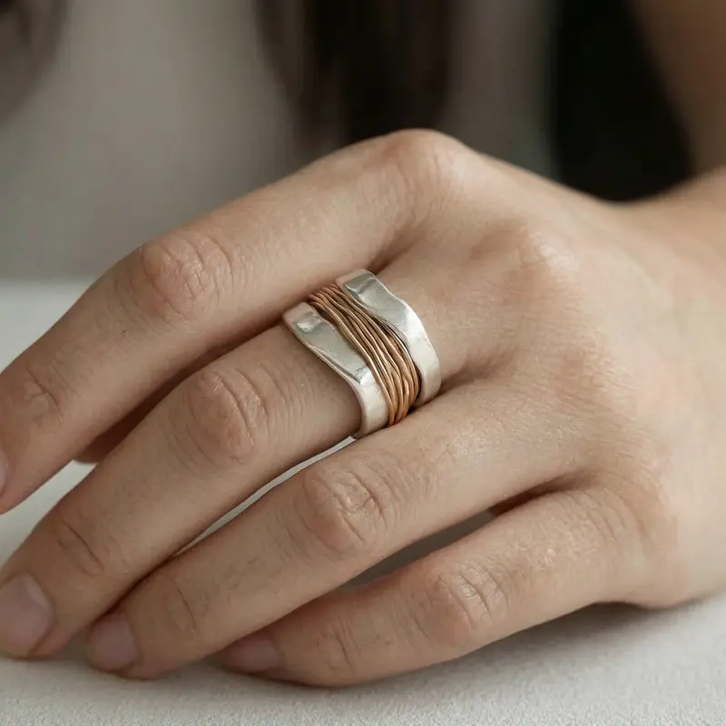 Zilveren Ring Met Gewikkelde Gouden Draad Accenten