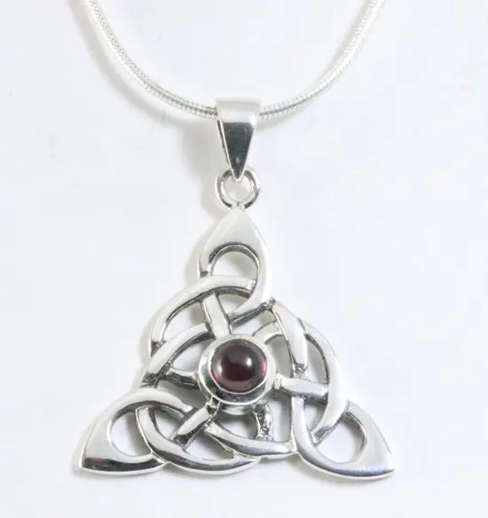 Zilveren triquetra hanger met granaat aan ketting