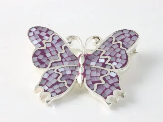 Zilveren vlinder broche met paarse parelmoer