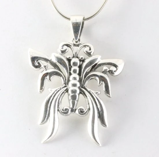 Zilveren vlinder hanger aan ketting