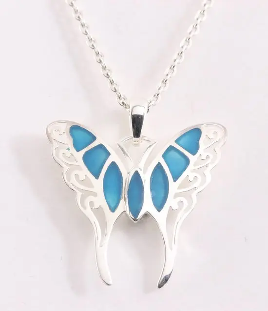 Zilveren vlinder hanger met blauwe agaat aan ketting