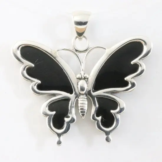 Zilveren vlinder hanger met zwarte schelp