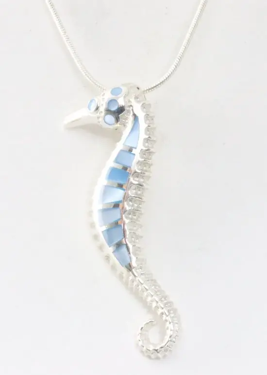 Zilveren zeepaardje met blauwe schelp aan ketting