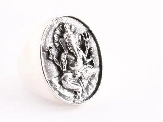 Zware ovale zilveren zegelring met Ganesha