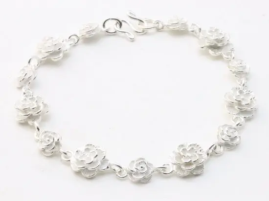 Zware zilveren armband met roosjes met witte emaille