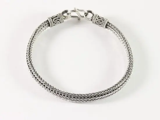Zware zilveren snake armband met bewerkte sluiting